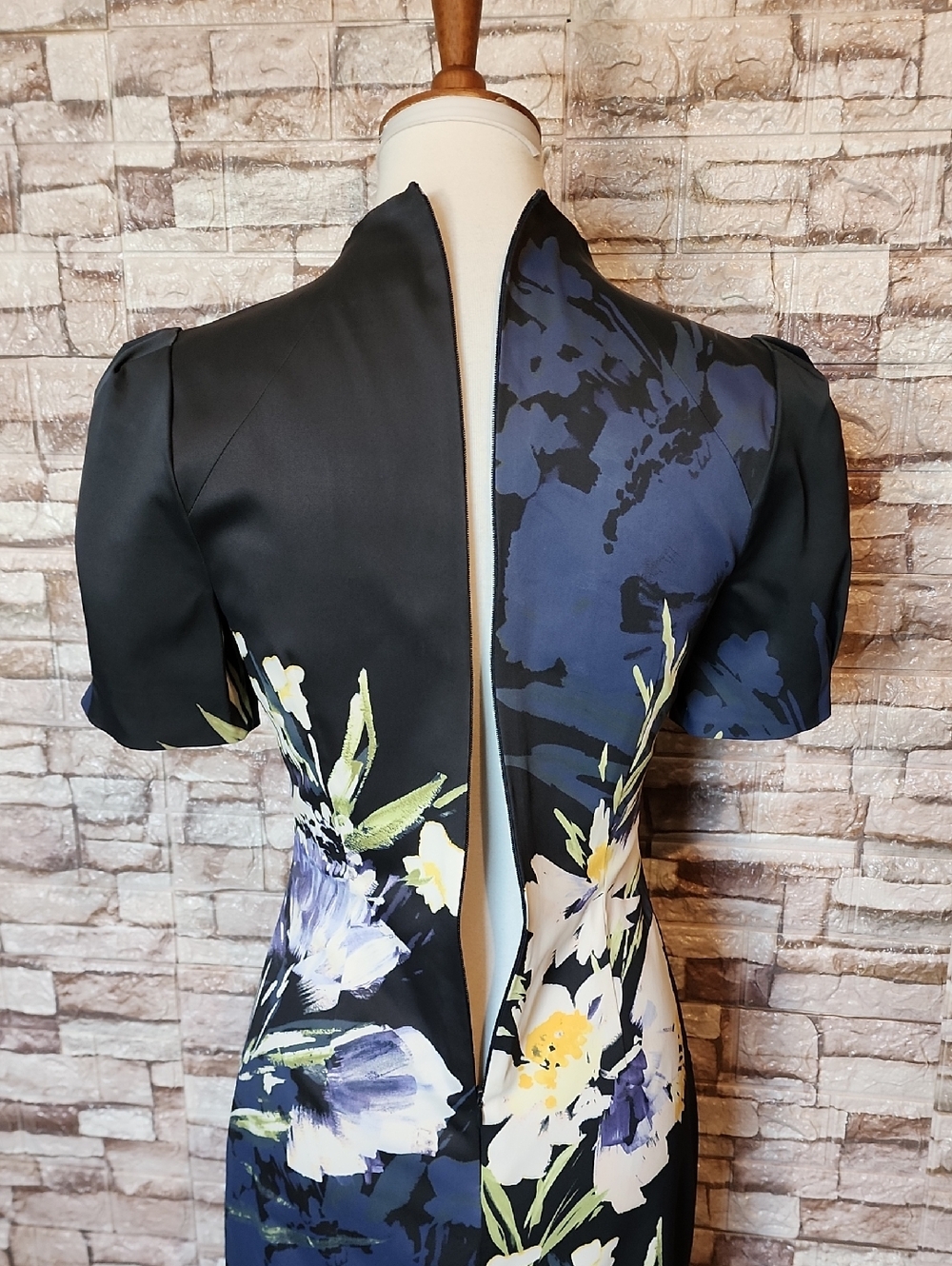 Karen Millen Floral V-Neck Sheath Dress - Navy & White - Picture 5 of 11